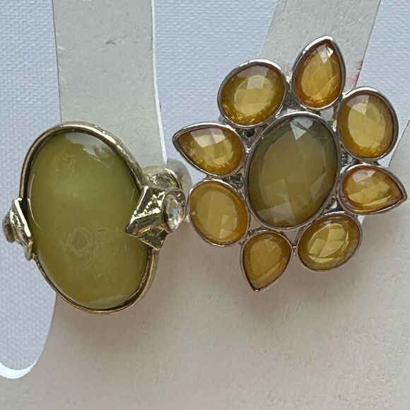 Pair Of Vintage Rings Gold-tone & Green Oval Flower Glass Stones Adjustable - Picture 2 of 10